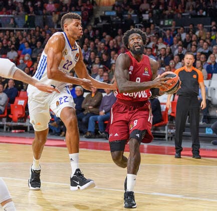 Walter Samuel Tavares de Veiga (Real Madrid, 22) gegen Othello Hunter (FC Bayern Muenchen Basketball, 8). FC Bayern Muenchen gegen Real Madrid, Basketball, Euroleague, 8. Spieltag, Saison 2021 2022, 05.11.2021. FC Bayern Muenchen gegen Real Madrid, Basketball, Euroleague, 8. Spieltag, Saison 2021 2022, 05.11.2021 Muenchen Copyright: xEibnerxPressefoto HeikexFeinerx EP_HFR