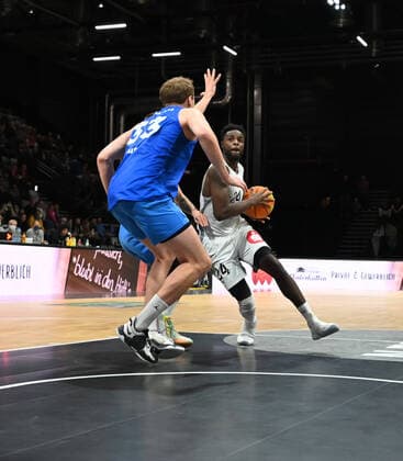 05.11.2021 - Basketball - Saison 2021 2022 - 2. Bundesliga Pro-A - 08. Spieltag: Nürnberg Falcons Basketball Club NBC - PS Karlsruhe Lions - AlSch - Roland L Amour Nyama (24, Nürnberg Falcons BC NBC ) Tom Niclas Alte (33, Karlsruhe Lions )