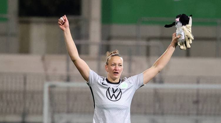 Almuth Schult (VfL Wolfsburg) DFL regulations prohibit an, use of photographs as image sequences and or quasi-video. Gemaeß den Vorgaben der DFL Deutsche Fussball Liga ist es untersagt, in dem Stadion und oder vom Spiel angefertigte Fotoaufnahmen in Form von Sequenzbildern und oder videoaehnlichen Fotostrecken zu verwerten bzw. verwerten zu lassen.