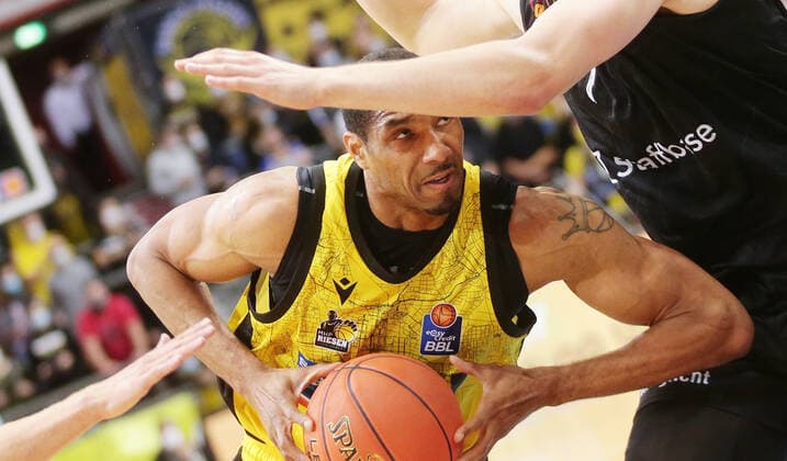 Ludwigsburg , Basketball easycredit BBL Bundesliga . MHP Riesen Ludwigsburg vs. NINERS Chemnitz , Tremmell Darden ( Riesen )