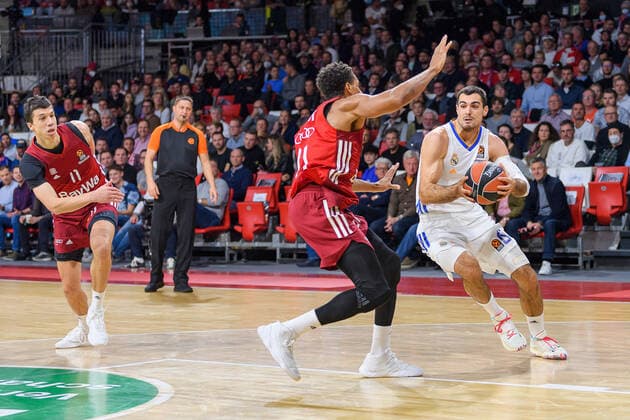 Augustine Rubit (FC Bayern Muenchen Basketball, 21) gegen Alberto Abalde Diaz (Real Madrid, 6), links Vladimir Lucic (FC Bayern Muenchen Basketball, 11). FC Bayern Muenchen gegen Real Madrid, Basketball, Euroleague, 8. Spieltag, Saison 2021 2022, 05.11.2021. FC Bayern Muenchen gegen Real Madrid, Basketball, Euroleague, 8. Spieltag, Saison 2021 2022, 05.11.2021 Muenchen Copyright: xEibnerxPressefoto HeikexFeinerx EP_HFR