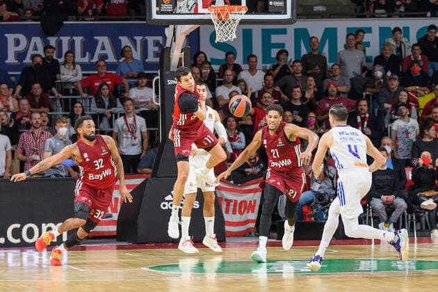 Darrun Hilliard (FC Bayern Muenchen Basketball, 32), Vladimir Lucic (FC Bayern Muenchen Basketball, 11) und Augustine Rubit (FC Bayern Muenchen Basketball, 21) im Kampf um den Ball mit Alberto Abalde Diaz (Real Madrid, 6) und Thomas Heurtel (Real Madrid, 4). FC Bayern Muenchen gegen Real Madrid, Basketball, Euroleague, 8. Spieltag, Saison 2021 2022, 05.11.2021. FC Bayern Muenchen gegen Real Madrid, Basketball, Euroleague, 8. Spieltag, Saison 2021 2022, 05.11.2021 Muenchen Copyright: xEibnerxPressefoto HeikexFeinerx EP_HFR