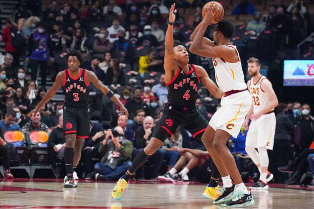 November 5, 2021, Toronto, ON, Canada: Toronto Raptors forward Scottie Barnes (4) guards Cleveland Cavaliers centre Evan Mobley (4) during first half NBA, Basketball Herren, USA action in Toronto on Friday, November 5, 2021. Canada News - November 5, 2021  - ZUMAc35_ 20211105_zaf_c35_053 Copyright: xEvanxBuhlerx