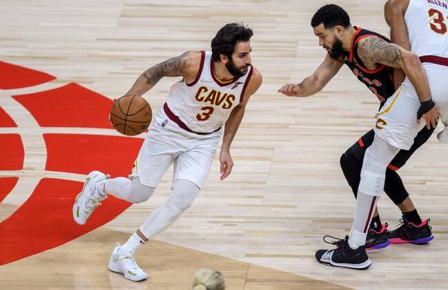 Cleveland Cavaliers guard Ricky Rubio of Spain (L) controls the ball in front of Toronto Raptors guard Fred VanVleet (R) in the first half of their NBA, Basketball Herren, USA basketball game in Toronto, Canada, 05 November 2021. Cleveland Cavliers at Toronto Raptors !ACHTUNG: NUR REDAKTIONELLE NUTZUNG!  Copyright: xWARRENxTODAx AME5041 20211106-b93e6e2db4233f878664ae62ce89fdf4ce01904b
