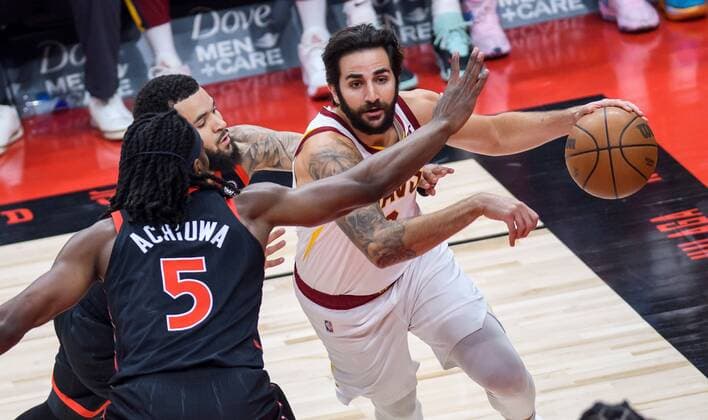 Cleveland Cavaliers guard Ricky Rubio of Spain (R) drives to the basket around Toronto Raptors guard Fred VanVleet (L-rear) and forward Precious Achiuwa of Nigeria (L) in the first half of their NBA, Basketball Herren, USA basketball game in Toronto, Canada, 05 November 2021. Cleveland Cavliers at Toronto Raptors !ACHTUNG: NUR REDAKTIONELLE NUTZUNG!  Copyright: xWARRENxTODAx AME5040 20211106-c00049a07778a0fd9a3bcb9bb0076f83f65d2a25