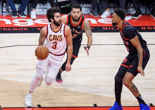 Cleveland Cavaliers guard Ricky Rubio of Spain (L) controls the ball in front of Toronto Raptors guard Fred VanVleet (rear) and center Khem Birch of Canada (R) in the first half of their NBA, Basketball Herren, USA basketball game in Toronto, Canada, 05 November 2021. Cleveland Cavliers at Toronto Raptors !ACHTUNG: NUR REDAKTIONELLE NUTZUNG!  Copyright: xWARRENxTODAx AME5044 20211106-7864dfdfc312021d79a2c6b0e9a36b391a30d71f