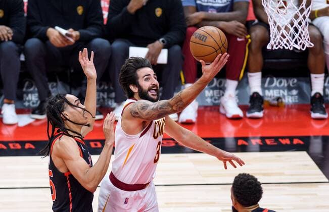 Cleveland Cavaliers guard Ricky Rubio of Spain (C) goes up to the basket in front of Toronto Raptors forward Precious Achiuwa of Nigeria in the first half of their NBA, Basketball Herren, USA basketball game in Toronto, Canada, 05 November 2021. Cleveland Cavliers at Toronto Raptors !ACHTUNG: NUR REDAKTIONELLE NUTZUNG!  Copyright: xWARRENxTODAx AME5050 20211106-b7782d7a2085d8722d6c2eaeefe2a67ad5d4beb9