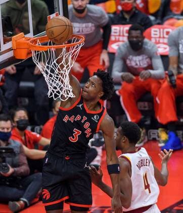 Toronto Raptors forward Ogugua Anunoby of England (L) dunks the ball in front of Cleveland Cavaliers center Evan Mobley in the first half of their NBA, Basketball Herren, USA basketball game in Toronto, Canada, 05 November 2021. Cleveland Cavliers at Toronto Raptors !ACHTUNG: NUR REDAKTIONELLE NUTZUNG!  Copyright: xWARRENxTODAx AME5043 20211106-ceffa791680cd71c236620514d50a19c20d0e9cd