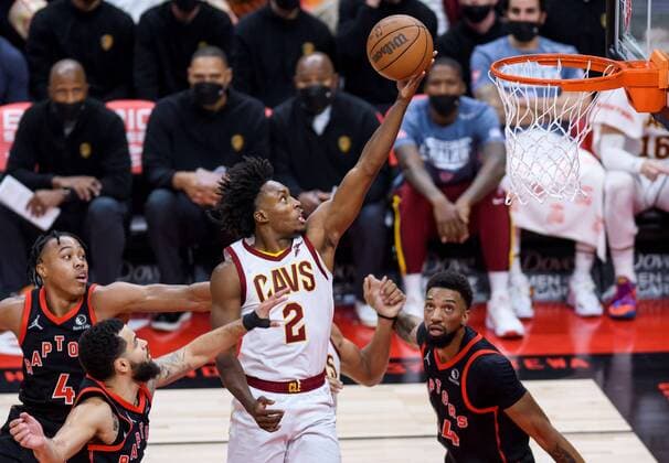 Bilder des Jahres 2021, Sport 11 November Sport Themen der Woche KW44 Sport Bilder des Tages Cleveland Cavaliers guard Collin Sexton goes up to the basket between Toronto Raptors forward Scottie Barnes (L-rear), guard Fred VanVleet (L) and center Khem Birch of Canada (R) in the first half of their NBA, Basketball Herren, USA basketball game in Toronto, Canada, 05 November 2021. Cleveland Cavliers at Toronto Raptors !ACHTUNG: NUR REDAKTIONELLE NUTZUNG!  Copyright: xWARRENxTODAx AME5047 20211106-eeb301139cb7dfec76e304853f4d13e27d58591a