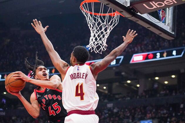 November 5, 2021, Toronto, ON, Canada: Toronto Raptors guard Dalano Banton (45) is fouled by Cleveland Cavaliers centre Evan Mobley (4) as he attempts a lay up during first half NBA, Basketball Herren, USA action in Toronto on Friday, November 5, 2021. Canada News - November 5, 2021  - ZUMAc35_ 20211105_zaf_c35_055 Copyright: xEvanxBuhlerx