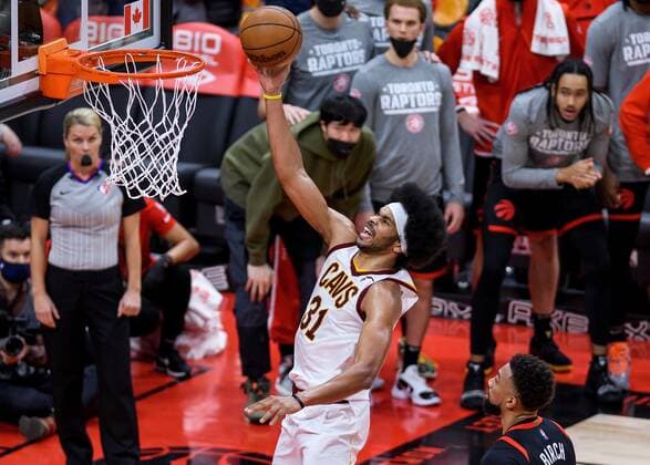 Cleveland Cavaliers center Jarrett Allen (C) goes up for a basket in front of Toronto Raptors center Khem Birch of Canada (R), during a NBA, Basketball Herren, USA basketball game in Toronto, Canada, 05 November 2021. Cleveland Cavliers at Toronto Raptors !ACHTUNG: NUR REDAKTIONELLE NUTZUNG!  Copyright: xWARRENxTODAx AME5052 20211106-0df63b0b2b44a6c3d795d2eeb274f9587d632792
