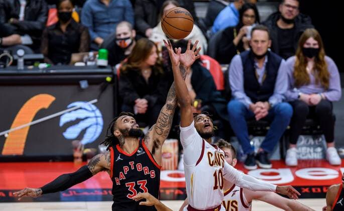 Toronto Raptors guard Gary Trent Jr. (L) and Cleveland Cavaliers guard Darius Garland compete for a jump ball, during a NBA, Basketball Herren, USA basketball game in Toronto, Canada, 05 November 2021. Cleveland Cavliers at Toronto Raptors !ACHTUNG: NUR REDAKTIONELLE NUTZUNG!  Copyright: xWARRENxTODAx AME5053 20211106-06863c44a2034ed1d37062a2ab5ebd00fb2e2c19