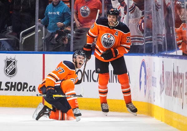 Bilder des Jahres 2021, Sport 11 November Sport Themen der Woche KW44 Sport Bilder des Tages November 5, 2021, EDMONTON, AB, CANADA: Edmonton Oilers Connor McDavid (97) and Leon Draisaitl (29) celebrate a goal against the New York Rangers during third period NHL, Eishockey Herren, USA action in Edmonton on Friday, November 5, 2021. Connor McDavid Leon Draisaitl  - ZUMAc35_ 20211105_zaf_c35_164 Copyright: xJasonxFransonx