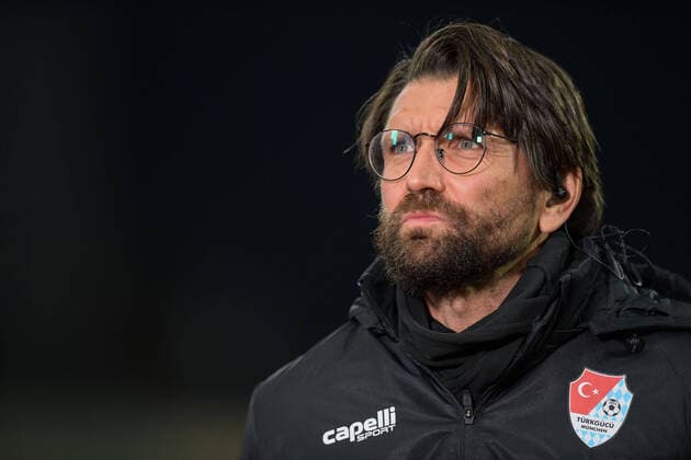 Fußball, 3. Liga, 20211105, Türkgücü München - FC Viktoria Köln. Im Bild Trainer von Tuerkguecue Türkgücü München Peter HYBALLA hoffnungsvoll. München Olympiastadion Bayern Deutschland Copyright: Passion2Press MarkusxFischerx