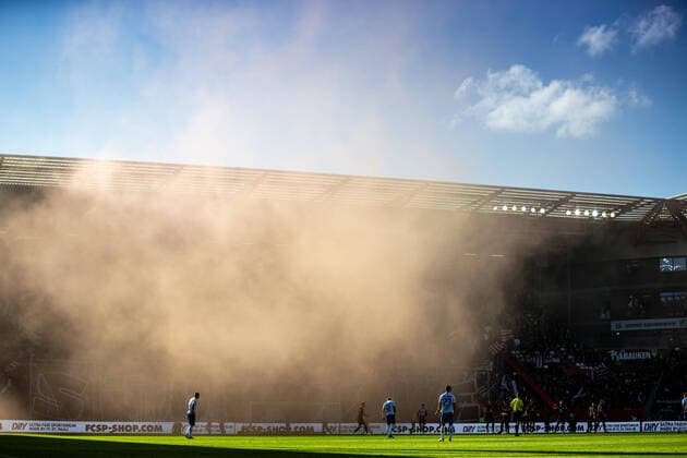 Sport Themen der Woche KW44 Hamburg, 24. Oktober 2021 - Fußball, 2. Bundesliga 2021 22, FC St. Pauli - FC Hansa Rostock: Rauch im Hamburger Millerntor-Stadion, Heimspielstätte des FC St. Pauli, nachdem Fans des FC St. Pauli Pyrotechnik zündeten DFL REGULATIONS PROHIBIT ANY USE OF PHOTOGRAPHS AS IMAGE SEQUENCES AND OR QUASI-VIDEO. *** Hamburg, 24 October 2021 Football, 2 Bundesliga 2021 22, FC St Pauli FC Hansa Rostock Smoke at Millerntor Stadium in Hamburg, home ground of FC St Pauli, after FC St Pauli fans set off pyrotechnics DFL REGULATES PROHIBIT ANY USE OF PHOTOGRAPHS AS IMAGE SEQUENCES AND OR QUASI VIDEO