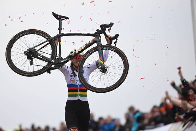 Bilder des Jahres 2021, Sport 11 November Sport Themen der Woche KW44 Sport Bilder des Tages Dutch Lucinda Brand celebrates as she crosses the finish line to win the Women elite race at the European Championships cyclocross cycling in Wijster, The Netherlands, Saturday 06 November 2021. DAVIDxSTOCKMAN  x3131790x
