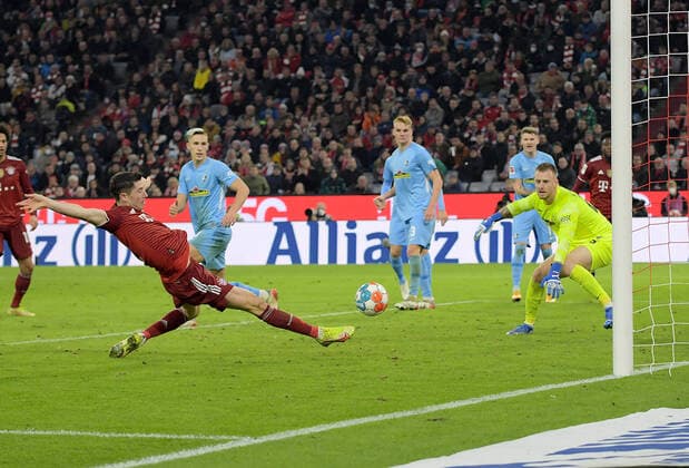 06.11.2021, xemx, Fussball 1.Bundesliga, FC Bayern Muenchen - SC Freiburg emspor, v.l. Robert Lewandowski (FC Bayern Muenchen) Goal scored, erziehlt das Tor zum 2:0 (DFL DFB REGULATIONS PROHIBIT ANY USE OF PHOTOGRAPHS as IMAGE SEQUENCES and or QUASI-VIDEO) Muenchen