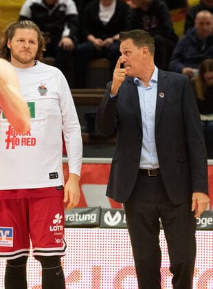 06.11.2021, xsltx, Basketball BBL Bundesliga, Giessen 46ers - HAKRO Merlins Crailsheim emspor, v.l. John Bryant - Center (Jobstairs Gießen 46ers) wird von 46ers-Coach Pete Strobl auf das Spiel gegen Crailsheim eingestimmt (DFL DFB REGULATIONS PROHIBIT ANY USE OF PHOTOGRAPHS as IMAGE SEQUENCES and or QUASI-VIDEO) Giessen