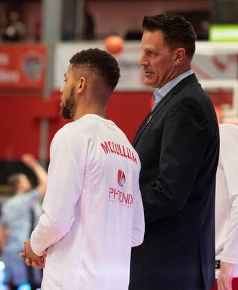 06.11.2021, xsltx, Basketball BBL Bundesliga, Giessen 46ers - HAKRO Merlins Crailsheim emspor, v.l. Basketball im Kopf: Kendale Deshawn McCullum - Point Guard (Jobstairs Gießen 46ers) und Coach Pete Strobl (DFL DFB REGULATIONS PROHIBIT ANY USE OF PHOTOGRAPHS as IMAGE SEQUENCES and or QUASI-VIDEO) Giessen