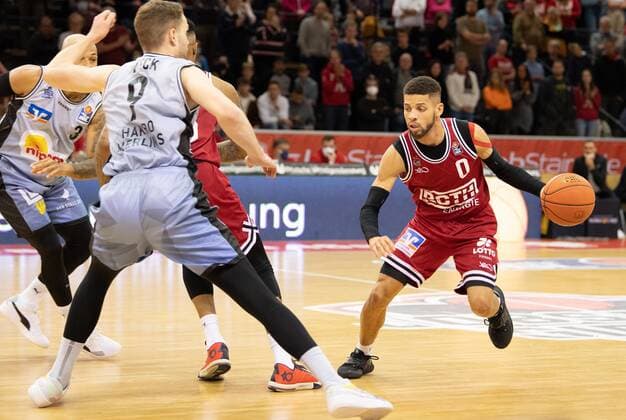 06.11.2021, xsltx, Basketball BBL Bundesliga, Giessen 46ers - HAKRO Merlins Crailsheim emspor, v.re. Kendale Deshawn McCullum - Point Guard (Jobstairs Gießen 46ers) forciert das Spiel der 46ers (DFL DFB REGULATIONS PROHIBIT ANY USE OF PHOTOGRAPHS as IMAGE SEQUENCES and or QUASI-VIDEO) Giessen