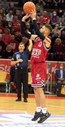 06.11.2021, xsltx, Basketball BBL Bundesliga, Giessen 46ers - HAKRO Merlins Crailsheim emspor, v.l. Kendale Deshawn McCullum - Point Guard (Jobstairs Gießen 46ers) beim erfolgreichen Freiwurf (DFL DFB REGULATIONS PROHIBIT ANY USE OF PHOTOGRAPHS as IMAGE SEQUENCES and or QUASI-VIDEO) Giessen