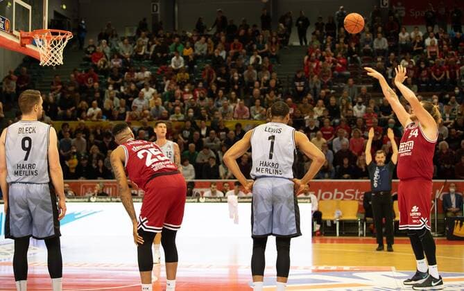 06.11.2021, xsltx, Basketball BBL Bundesliga, Giessen 46ers - HAKRO Merlins Crailsheim emspor, v.re. John Bryant - Center (Jobstairs Gießen 46ers) zielsicher beim Freiwurf (DFL DFB REGULATIONS PROHIBIT ANY USE OF PHOTOGRAPHS as IMAGE SEQUENCES and or QUASI-VIDEO) Giessen