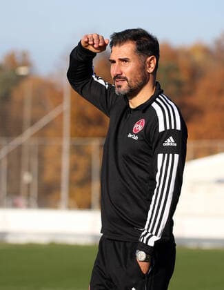 06.11.2021 - Fussball - Saison 2021 2022 - Regionalliga Bayern - 21. Spieltag: 1. FC Nürnberg Nuernberg FCN II U21, U 21 ( Club ) - SV Schalding-Heining - DaMa - Cristian Fiel (Trainer, 1. FC Nürnberg FCN II ) nachdenklich