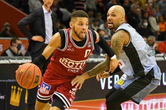 Kendale McCullum, Maurice Stuckey 7. Spieltag, Basketball Bundesliga, Basketball Saison 2021 2022, Deutschland, easyCredit BBL, Germany, Giessen 46ers, giessen rot, Herren, Jobstairs GIESSEN 46ers - HAKRO Merlins Crailsheim, Männer, Merlins hellblau