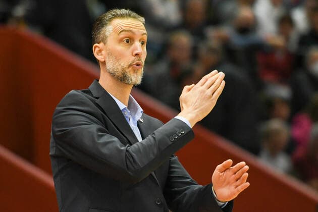 Pete Strobl, Coach Gießen 46ers 7. Spieltag, Basketball Bundesliga, Basketball Saison 2021 2022, Deutschland, easyCredit BBL, Germany, Giessen 46ers, giessen rot, Herren, Jobstairs GIESSEN 46ers - HAKRO Merlins Crailsheim, Männer, Merlins hellblau