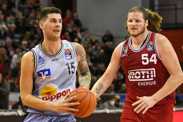 Bogdan Radosavljevic, John Bryant 7. Spieltag, Basketball Bundesliga, Basketball Saison 2021 2022, Deutschland, easyCredit BBL, Germany, Giessen 46ers, giessen rot, Herren, Jobstairs GIESSEN 46ers - HAKRO Merlins Crailsheim, Männer, Merlins hellblau