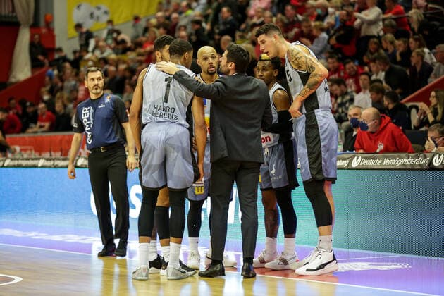 Deutschland, Giessen, Osthalle, 06.11.2021, easy Credit BBL, 7.Spieltag, JobStairs Giessen 46ers - HAKRO Merlins Crailsheim Bild: Teamkreis der Spieler aus Crailsheim Copyright: HMBxMedia ThomasxJäger