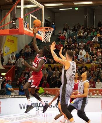 06.11.2021, xsltx, Basketball BBL Bundesliga, Giessen 46ers - HAKRO Merlins Crailsheim emspor, v.l. Nuni Omot - Small Forward (Jobstairs Gießen 46ers) ist für die 46ers erfolgreich. Bogdan Radosavljevic (25) - Center (HAKRO Merlins Crailsheim) kann nicht mehr eingreifen (DFL DFB REGULATIONS PROHIBIT ANY USE OF PHOTOGRAPHS as IMAGE SEQUENCES and or QUASI-VIDEO) Giessen