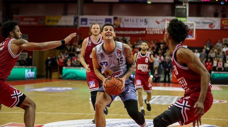 Deutschland, Giessen, Osthalle, 06.11.2021, easy Credit BBL, 7.Spieltag, JobStairs Giessen 46ers - HAKRO Merlins Crailsheim Bild: v.li.Bogdan Radosavljevic (HAKRO Merlins Crailsheim),Jalen Tate (Giessen 46ers) Copyright: HMBxMedia ThomasxJäger