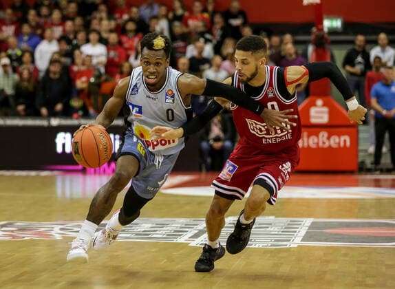Deutschland, Giessen, Osthalle, 06.11.2021, easy Credit BBL, 7.Spieltag, JobStairs Giessen 46ers - HAKRO Merlins Crailsheim Bild: v.li. T.J. Shorts (HAKRO Merlins Crailsheim),Kendale McCullum (Giessen 46ers) Copyright: HMBxMedia ThomasxJäger