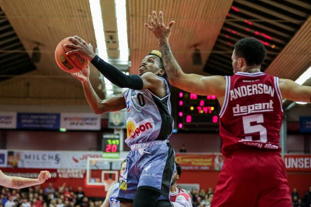 Deutschland, Giessen, Osthalle, 06.11.2021, easy Credit BBL, 7.Spieltag, JobStairs Giessen 46ers - HAKRO Merlins Crailsheim Bild: v.li. T.J. Shorts (HAKRO Merlins Crailsheim) geht zum Korb, Kyan Anderson (Giessen 46ers) Copyright: HMBxMedia ThomasxJäger