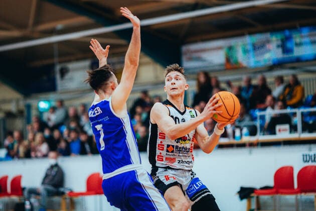 BB-2BL BSW Sixers - TKS 49ers Vincent Friederici ( 30 BSW Sixers), Jordan Geary Müller ( 7 TKS 49ers) waehrend der Saison 2021-22 (Herren) in der Barmer 2. Bundesliga ProB zwischen BSW Sixers und TKS 49ers in der Ballsporthalle Sandersdorf am 6. November 2021 in Sandersdorf, Sachsen Anhalt, Deutschland
