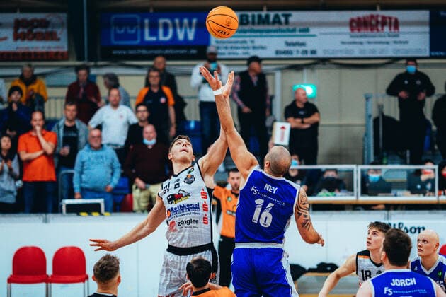 BB-2BL BSW Sixers - TKS 49ers Hendrik Warner ( 31 BSW Sixers), Niklas Ney ( 16 TKS 49ers) waehrend der Saison 2021-22 (Herren) in der Barmer 2. Bundesliga ProB zwischen BSW Sixers und TKS 49ers in der Ballsporthalle Sandersdorf am 6. November 2021 in Sandersdorf, Sachsen Anhalt, Deutschland