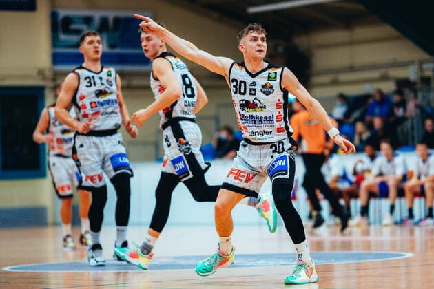 BB-2BL BSW Sixers - TKS 49ers Vincent Friederici ( 30 BSW Sixers) waehrend der Saison 2021-22 (Herren) in der Barmer 2. Bundesliga ProB zwischen BSW Sixers und TKS 49ers in der Ballsporthalle Sandersdorf am 6. November 2021 in Sandersdorf, Sachsen Anhalt, Deutschland