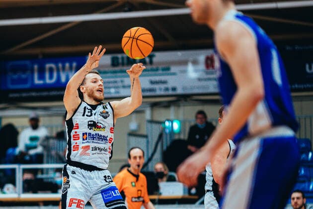 BB-2BL BSW Sixers - TKS 49ers Lukas Kazlauskas ( 13 BSW Sixers) waehrend der Saison 2021-22 (Herren) in der Barmer 2. Bundesliga ProB zwischen BSW Sixers und TKS 49ers in der Ballsporthalle Sandersdorf am 6. November 2021 in Sandersdorf, Sachsen Anhalt, Deutschland