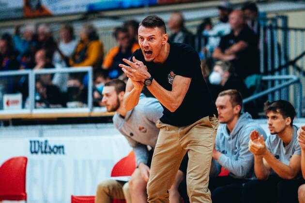 BB-2BL BSW Sixers - TKS 49ers Trainer Christopher Schneider (BSW Sixers) waehrend der Saison 2021-22 (Herren) in der Barmer 2. Bundesliga ProB zwischen BSW Sixers und TKS 49ers in der Ballsporthalle Sandersdorf am 6. November 2021 in Sandersdorf, Sachsen Anhalt, Deutschland
