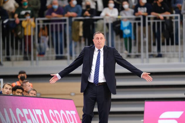 Branislav Ignjatovic (MLP Academics Heidelberg,Head Coach) beim BBL Spiel der MLP Academics Heidelberg vs. medi bayreuth Basketball in der 1.Basketball Bundesliga am 06.11.2021 MLP Academics Heidelberg vs. medi bayreuth basketball, Basketball, Easycredit BBL, 06.11.2021 Heidelberg Copyright: xEibner-Pressefotox xMichaelxBermelx