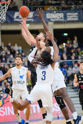 Martynas Sajus (medi bayreuth, 19) beim Wurf gegen Osasumwen Osaghae (MLP Academics Heidelberg, 29) und Robert Lowery Jr. (MLP Academics Heidelberg, 3) beim BBL Spiel der MLP Academics Heidelberg vs. medi bayreuth Basketball in der 1.Basketball Bundesliga am 06.11.2021 MLP Academics Heidelberg vs. medi bayreuth basketball, Basketball, Easycredit BBL, 06.11.2021 Heidelberg Copyright: xEibner-Pressefotox xMichaelxBermelx