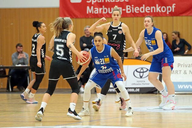 06.11.2021, xovx, Basketball Damen Bundesliga DBBL, BC pharmaserv Marburg - Rheinland Lions v.l. Taylor Wurtz-Purifoy (Rheinland Lions), Joyce Cousseins-Smith (Rheinland Lions), Rachel Arthur (BC pharmaserv Marburg), Lisa Koop (Rheinland Lions), Johanna Klug (BC pharmaserv Marburg) Marburg Georg Gaßmann Halle Hessen Deutschland (DE)