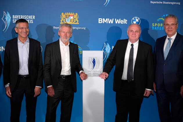 06.11.2021, Verleihung Bayerischer Sportpreis 2021 in der BMW-Welt München, Roter Teppich vor der Gala, v.li: Präsident Herbert Hainer (FC Bayern), Paul Breitner (FC Bayern), Ehren-Präsident Uli Hoeness (FC Bayern), Innenmisister Joachim Hermann