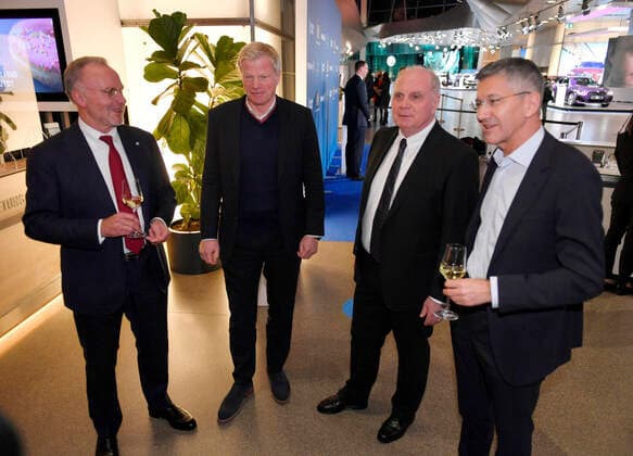 06.11.2021, Verleihung Bayerischer Sportpreis 2021 in der BMW-Welt München, Zusammenkunft vor der Gala, v.li: Vorstandsvorsitzender Karl-Heinz Rummenigge (FC Bayern München), Vorstandsmitglied Oliver Kahn (Bayern München), Ehren-Präsident Uli Hoeness (FC Bayern), Präsident Herbert Hainer (FC Bayern),