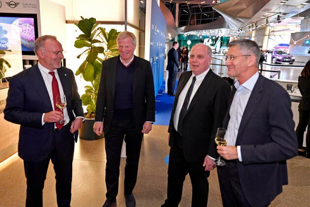 06.11.2021, Verleihung Bayerischer Sportpreis 2021 in der BMW-Welt München, Zusammenkunft vor der Gala, v.li: Vorstandsvorsitzender Karl-Heinz Rummenigge (FC Bayern München), Vorstandsmitglied Oliver Kahn (Bayern München), Ehren-Präsident Uli Hoeness (FC Bayern), Präsident Herbert Hainer (FC Bayern),