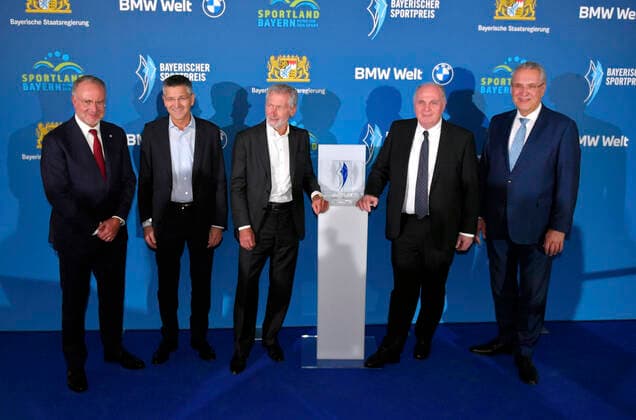 06.11.2021, Verleihung Bayerischer Sportpreis 2021 in der BMW-Welt München, Roter Teppich vor der Gala, v.li: Vorstandsvorsitzender Karl-Heinz Rummenigge (FC Bayern München), Präsident Herbert Hainer (FC Bayern), Paul Breitner (FC Bayern), Ehren-Präsident Uli Hoeness (FC Bayern), Innenmisister Joachim Hermann