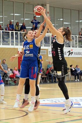 06.11.2021, xovx, Basketball Damen Bundesliga DBBL, BC pharmaserv Marburg - Rheinland Lions v.l. Johanna Klug (BC pharmaserv Marburg), Lisa Koop (Rheinland Lions), Birte Thimm (Rheinland Lions) Marburg Georg Gaßmann Halle Hessen Deutschland (DE)