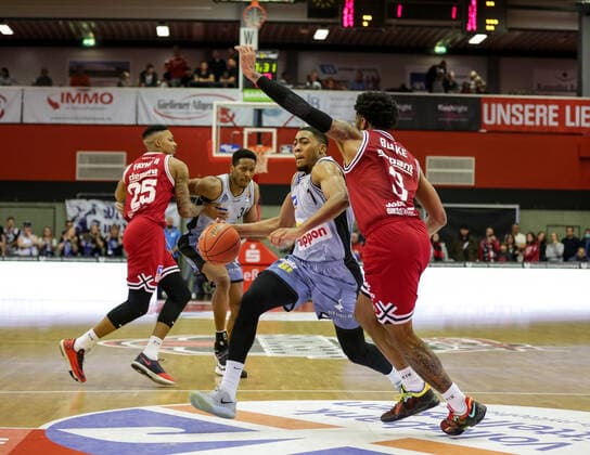 Deutschland, Giessen, Osthalle, 06.11.2021, easy Credit BBL, 7.Spieltag, JobStairs Giessen 46ers - HAKRO Merlins Crailsheim Bild: v.li. Jaren Lewis (HAKRO Merlins Crailsheim), Brayon Blake (Giessen 46ers) Copyright: HMBxMedia ThomasxJäger