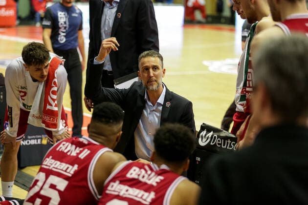 Deutschland, Giessen, Osthalle, 06.11.2021, easy Credit BBL, 7.Spieltag, JobStairs Giessen 46ers - HAKRO Merlins Crailsheim Bild: mi. Head-Coach: Pete Strobl (Giessen 46ers) gibt in der Auszeit seinen Spielern anweisungen Copyright: HMBxMedia ThomasxJäger